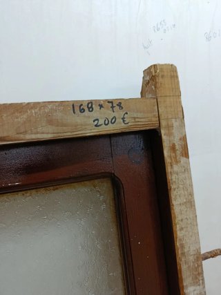 Ventana antigua de madera con cristales
