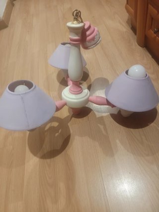 Lámpara de techo rosa y malva