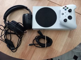 Xbox Series S + Mando y Auriculares