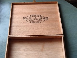 Caja antigua madera La Fama.