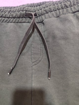 Pantalón chandal corto Zara Talla M Color negro.
