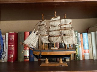 Barco de viaje hecho de madera y tela.