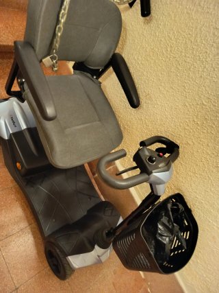 Scooter eléctrico negro y gris