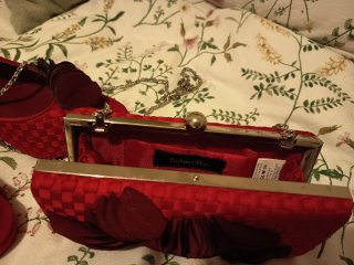 Bolso de fiesta rojo con flores