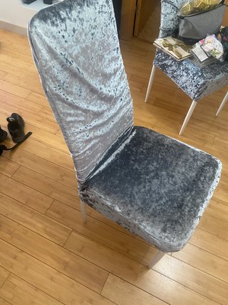 Mesa y 4 sillas blancas con fundas