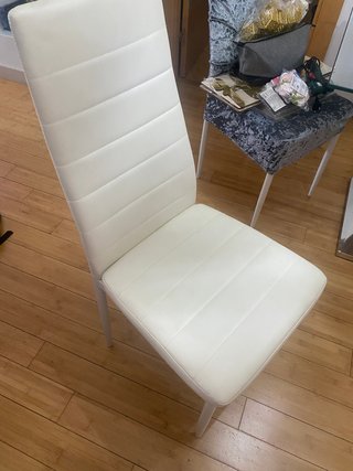 Mesa y 4 sillas blancas con fundas