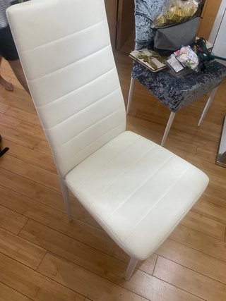 Mesa y 4 sillas blancas con fundas