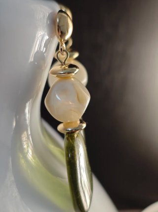 Pendientes dorados con cuentas verdes