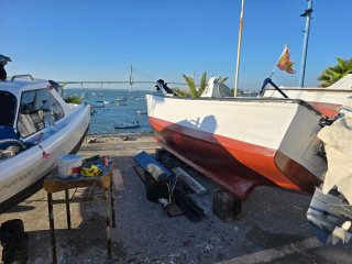 Barco de pesca blanco y rojo