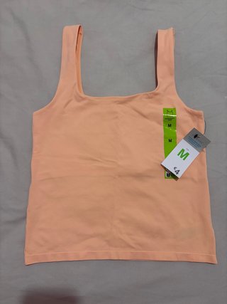 Camiseta deportiva naranja pastel