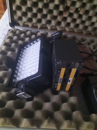 Foco LED Cámara Vídeo + Cargador Batería