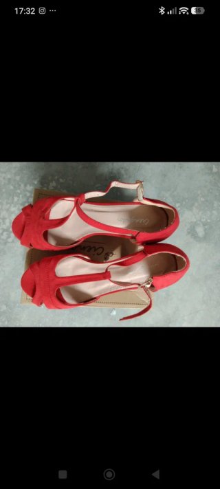 Zapatos de tacón rojos