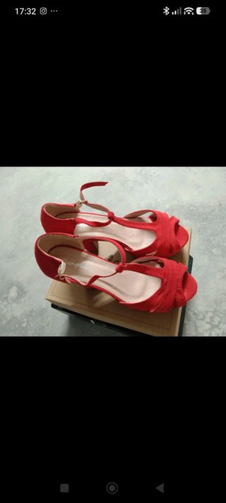 Zapatos de tacón rojos