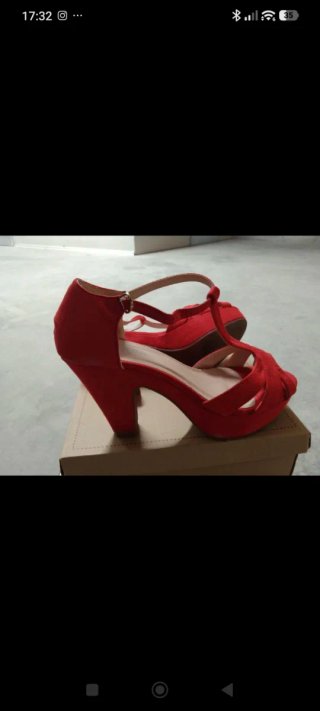 Zapatos de tacón rojos