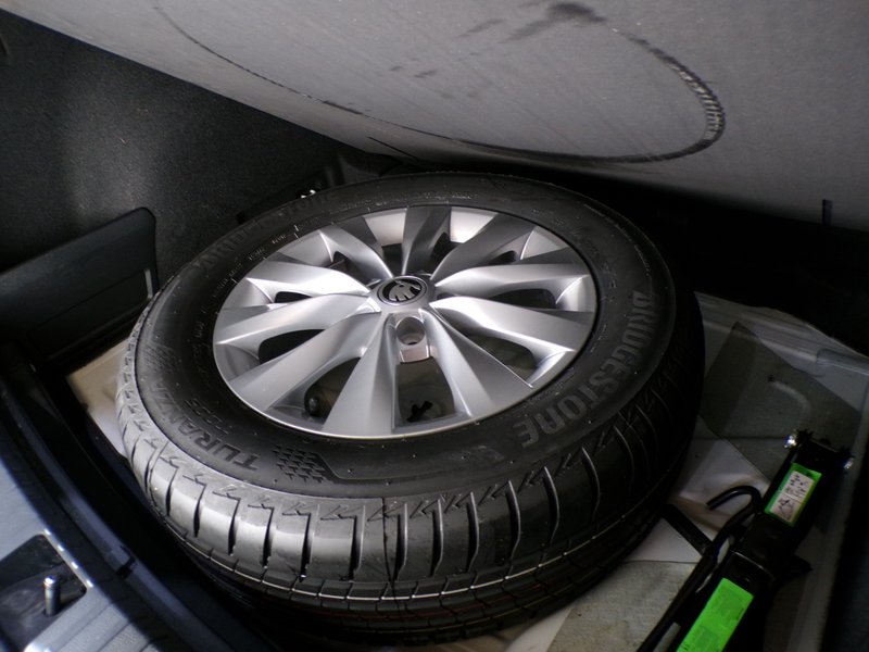 Škoda Karoq 2.0 TDI 4x4 Selection 2023, foto 14