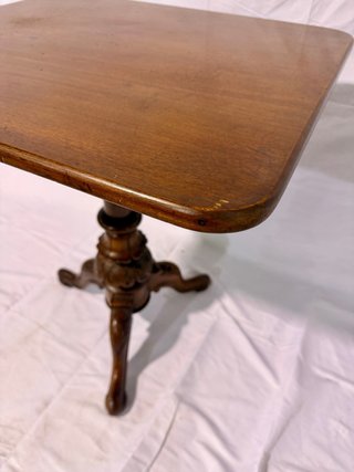 Elegante mesa auxiliar de madera
