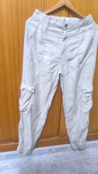 Pantalón cargo Stradivarius beige Talla S