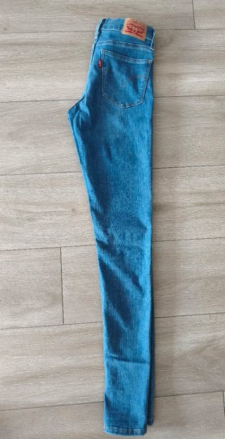 Pantalón vaquero Levi's chica azul
