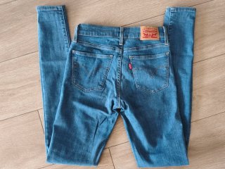 Pantalón vaquero Levi's chica azul