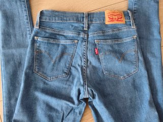 Pantalón vaquero Levi's chica azul