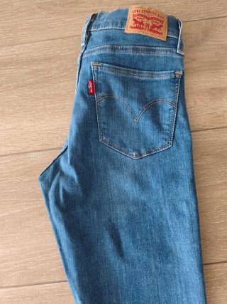 Pantalón vaquero Levi's chica azul