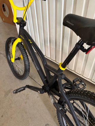 Bicicleta BMX Monty Negra y Amarilla