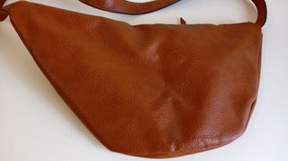 Bolso bandolera efecto piel marrón