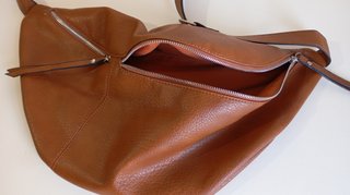 Bolso bandolera efecto piel marrón