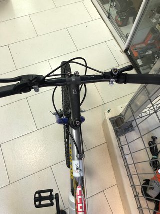 Bicicleta de ciudad plateada