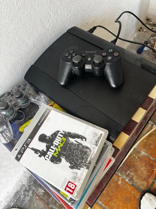 PS3 con mando y 4 juegos