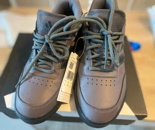 Zapatillas Adidas Courtblock Grises y Negras