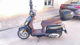 Moto Keeway Scooter Negra y Marrón (125cc).