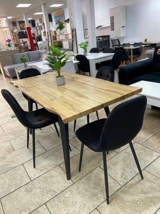 Mesa extensible con 6 sillas negras