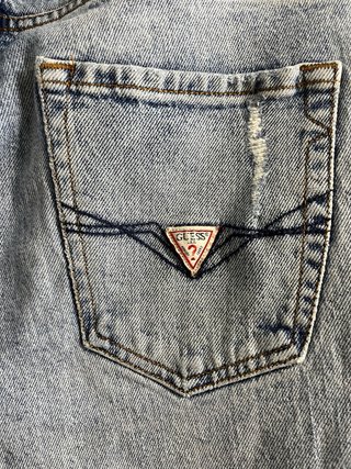 Pantalón vaquero Guess estilo desgastado