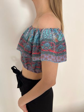 Top volante hombros descubiertos estampado nuevo