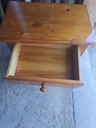 Mesita de noche de madera