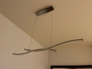Lámpara de techo moderna plateada.
