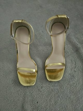 Zapatos de tacón dorados