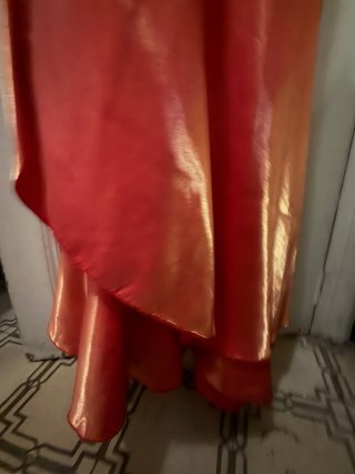 Vestido de fiesta rojo y dorado