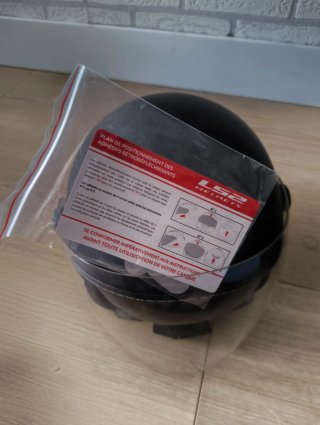 Casco de moto negro con visera