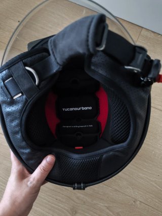 Casco de moto negro con visera