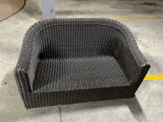 Sillón de mimbre marrón y gris