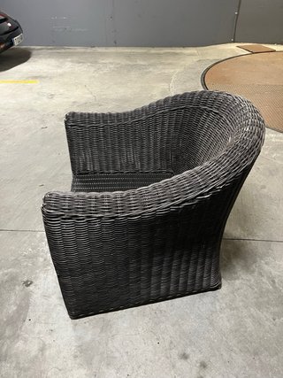 Sillón de mimbre marrón y gris