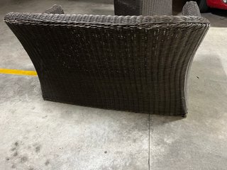 Sillón de mimbre marrón y gris