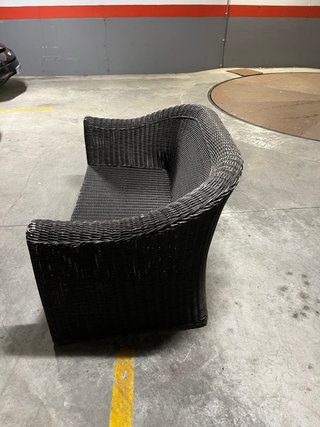 Sillón de mimbre marrón y gris