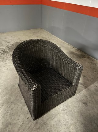 Sillón de mimbre marrón y gris