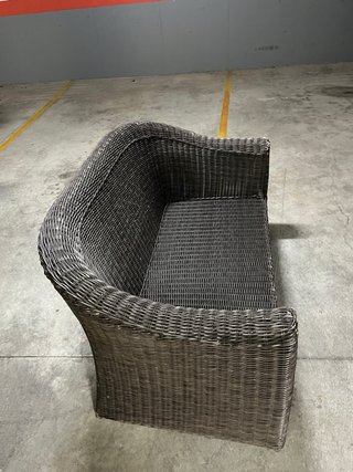 Sillón de mimbre marrón y gris