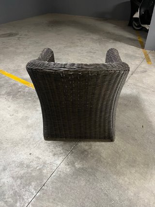 Sillón de mimbre marrón y gris
