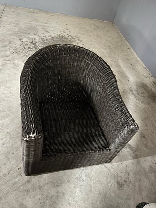 Sillón de mimbre marrón y gris