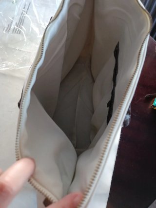 Bolso grande de mano beige y marrón.